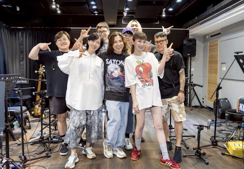 第7屆「愛之日常音樂節」22日將重登多倫多「大玩音樂祭」舞台。本次演出陣容堅強,匯聚台灣知名音樂人與創作者,包括郭子(前中)、萬芳(前左)、魏如萱(前右)、黃韻玲等多人。(大玩音樂祭主辦方提供)中央社記者胡玉立多倫多傳真 114年6月20日