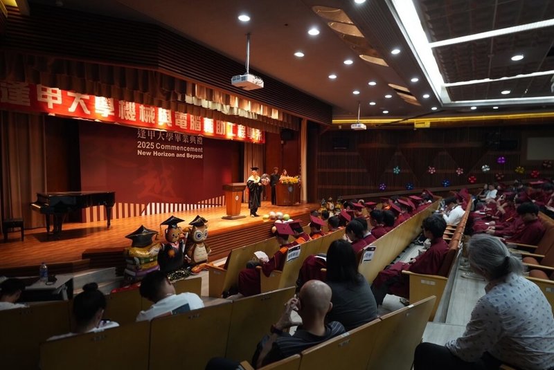 逢甲大學機電系20日補辦畢業典禮,畢業生出席人數不到半數,多數參與學生、家長開心能有第2次機會,讓先前無法參加的家人得以出席。(逢甲大學提供)中央社記者趙麗妍傳真 114年6月20日