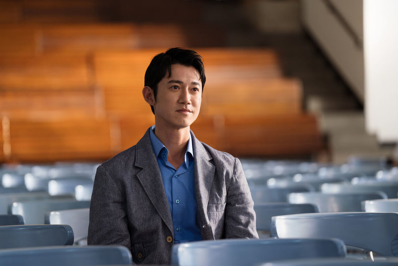 演員吳慷仁(圖)演出戲劇「親密之海」,劇中他長年在守在李銘順所飾的老闆身旁,2人之間的曖昧張力與權力拉扯,讓整齣劇充滿衝突與壓力。(CATCHPLAY+提供)中央社記者洪素津傳真 114年6月20日