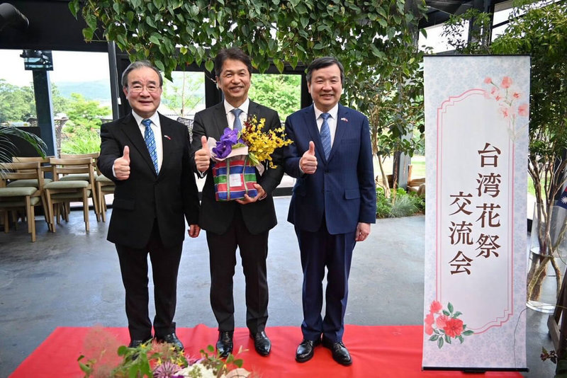 駐日代表李逸洋(右1)20日受邀出席「日台共榮首長聯盟」茨城縣分部主辦的茨城縣內地方首長意見交換會及台灣花祭交流會。右起為李逸洋、茨城縣知事大井川和彥、農業部政務次長胡忠一。(駐日代表處提供)中央社記者楊明珠東京傳真 114年6月20日