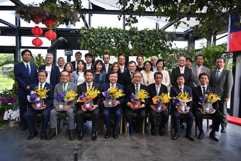 駐日代表李逸洋(前左4)20日受邀出席茨城縣內地方首長意見交換會。他表示,台日患難相助,這種深厚情誼在國際社會相當罕見。去年花蓮強震發生後,茨城縣地方政府提供許多捐款協助,他再度表達謝意。前排左3為茨城縣知事大井川和彥。(駐日代表處提供)中央社記者楊明珠東京傳真 114年6月20日