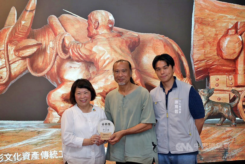 嘉義市長黃敏惠(左)20日在市立博物館頒發首屆「嘉藝獎」給8名工藝師,包含木雕師李宗霖(中)等人,並與文化局長謝育哲(右)合影留念。中央社記者黃國芳攝 114年6月20日