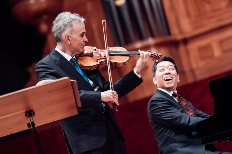 小提琴名家吉爾.夏漢(Gil Shaham)(左)與好友鋼琴家江口玲(Akira Eguchi)(右)再度攜手來台,19日、20日、22日在台北國家音樂廳舉行3場貝多芬小提琴奏鳴曲音樂會。(牛耳藝術提供)中央社記者趙靜瑜傳真 114年6月20日