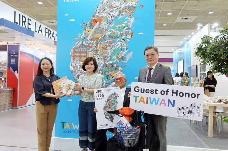 文化內容策進院與台北書展基金會20日於韓國首爾國際書展主題國台灣館展位上,由文化內容策進院副院長張文櫻代表贈書(左),首爾大都會圖書館館長吳芝恩(左2)代表受贈,駐韓國代表處代表梁光中(右)、台北書展基金會董事長郝明義(右2)應邀出席見證。(台北書展基金會提供)中央社記者廖禹揚首爾傳真 114年6月20日