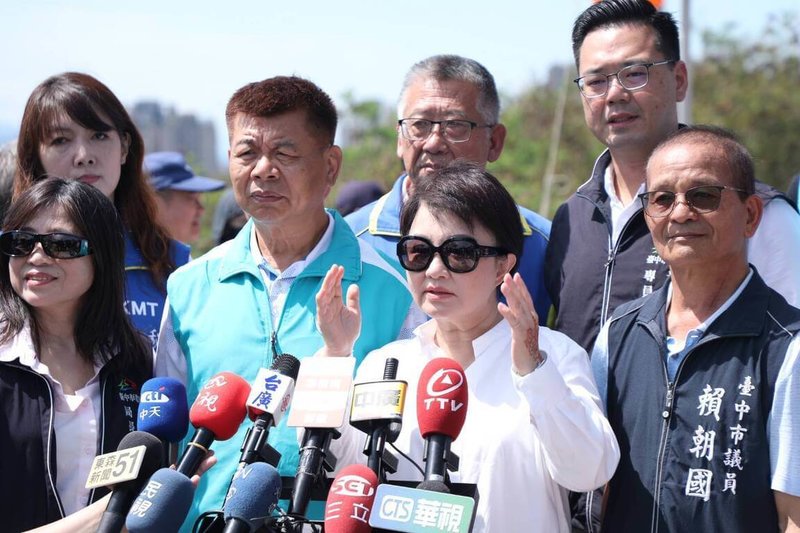環境部在台中電廠行政訴訟案一審敗訴,台中市長盧秀燕(前右2)20日對此表示,「適當的發電我們是支持的」,希望環境部守護中部人、台中人的健康。(台中市府提供)中央社記者蘇木春傳真 114年6月20日
