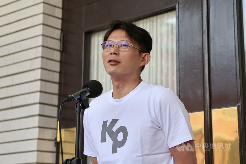 民眾黨立委黃國昌質詢時播放疑似偵訊的錄音「示範帶」惹議,台北地檢署20日列他字案被告。黃國昌(圖)上午在立法院接受媒體聯訪表示,民進黨把檢調當工具,黨、檢、媒三位一體重出江湖,他非常熟悉,但完全沒在怕,等著看北檢繼續秀下限偵辦此案。中央社記者王飛華攝 114年6月20日