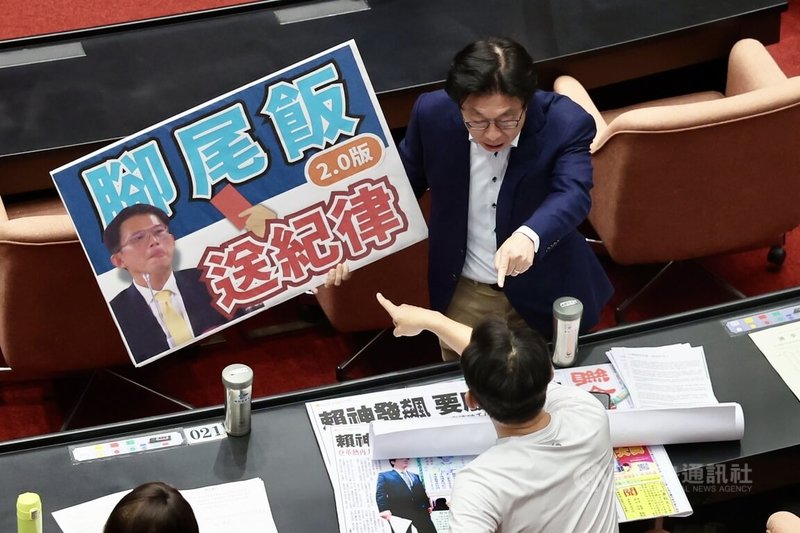 民眾黨立委黃國昌質詢時播放偵訊音檔「示範帶」,引發爭議。民進黨立法院黨團20日在立法院會提案,建請院會將黃國昌移送紀律委員會,請紀律委員會從重處分。圖為民進黨立委郭國文(後)與黃國昌(前)互相斥責。中央社記者王飛華攝 114年6月20日
