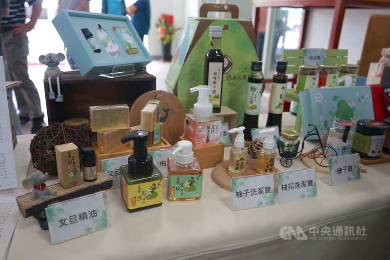 農業部補助花蓮瑞穗鄉興建農業推廣中心及文旦加工廠20日正式啟用,可提供分級、精油及果肉萃取,製作成多樣的文旦加工產品。中央社記者張祈攝 114年6月20日