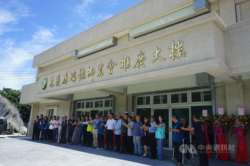農業部補助花蓮瑞穗鄉興建農業推廣中心及文旦加工廠,20日舉行揭牌啟用典禮,將可提供分級、精油及果肉萃取,減少人工成本。中央社記者張祈攝 114年6月20日