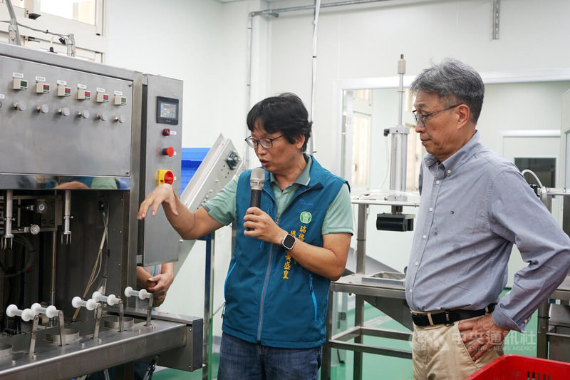 農業部補助花蓮縣瑞穗鄉興建農業推廣中心及文旦加工廠,20日正式啟用,瑞穗鄉農會總幹事黃盛皇(左)向農業部長陳駿季(右)介紹文旦柚加工設備。中央社記者張祈攝 114年6月20日