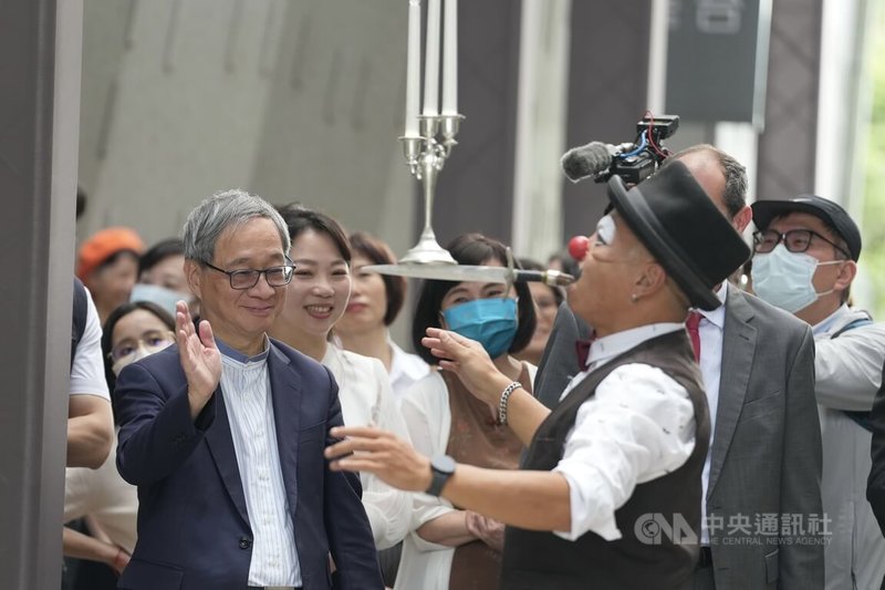 文化部支持表演團隊前往法國「外亞維儂藝術節」及英國「愛丁堡藝穗節」演出,FOCASA馬戲團20日在行前記者會帶來精彩片段,文化部長李遠(前左)出席觀看,與表演者互動。中央社記者徐肇昌攝 114年6月20日