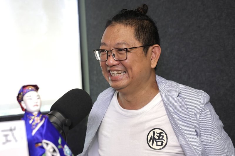 黃僑偉從國小開始跟著國寶布袋戲大師李天祿學戲,始終不忘當初老師父不斷為傳統尋找活水的用心良苦,黃僑偉表示,希望持續用傳統技藝,讓人看到布袋戲最令人驚豔的部分。中央社記者裴禛攝 114年6月20日