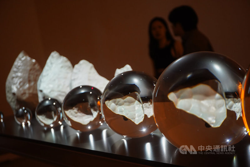 冰島裔丹麥籍藝術家奧拉弗.埃利亞松(Olafur Eliasson)首度在台舉辦大型個展「你的好奇旅程 Your curious journey」,21日起在台北市立美術館展出,近期新作「冰河的最後七天」透過雕塑呈現冰川融化的不同階段,透明玻璃球則象徵融化後的水量,提醒氣候變遷與全球升溫加速冰川消退的危機。中央社記者裴禛攝 114年6月20日