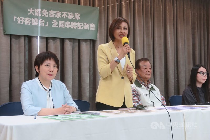 民進黨立委邱議瑩(左2)20日在「好客護台-全國客家支持罷免不適任立委行動」記者會致詞,指出將親自率隊展開全台罷區巡迴宣講。中央社記者吳書緯攝 114年6月20日