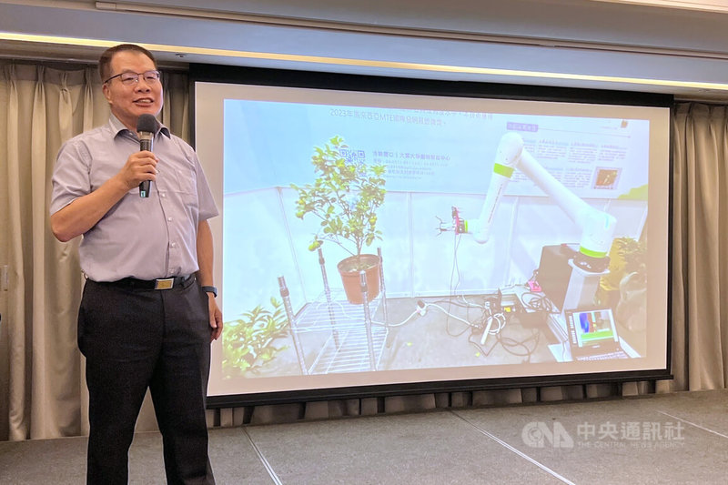 大葉大學電機系教授黃登淵(圖)與宏新科自動控制公司研發「雙手臂水果採摘機器人」,能透過視覺和深度學習系統,識別水果的成熟度,進而精準採摘,20日記者會介紹研發成果。中央社記者陳至中台北攝 114年6月20日