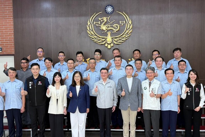 行政院長卓榮泰(前中)20日訪視位在基隆市的海巡署北部分署第二巡防區指揮部,感謝與慰勞官兵守護台灣的辛勞。前右4為基隆市長謝國樑。(立委王正旭辦公室提供)中央社記者沈如峰基隆傳真 114年6月20日