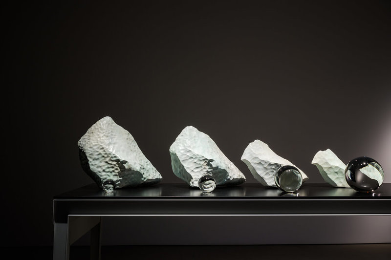 冰島裔丹麥籍藝術家埃利亞松(Olafur Eliasson)2024年新作「冰河的最後七天」以青銅雕塑呈現冰川融化的不同階段,還有並列不同大小的透明玻璃球,象徵融化後的水量。(埃利亞松;neugerriemschneider, Berlin; Tanya Bonakdar Gallery, New York / Los Angeles提供)中央社記者王寶兒傳真 114年6月20日
