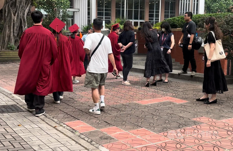 逢甲大學機械與電腦輔助工程學系6日舉辦畢業典禮時,由於性平事件雙方當事人同時出現導致延誤,最終取消。校方20日補辦畢典,補助畢業生親友交通費,入場實名制。中央社記者趙麗妍攝 114年6月20日