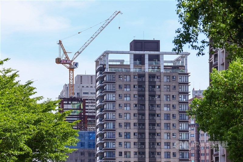 行庫主管認為,新青安5月受理戶數與金額呈月減,主要反映近來房市受股匯震盪影響,民眾購屋信心下降,買氣轉淡趨勢沒有明顯反轉。(中央社檔案照片)