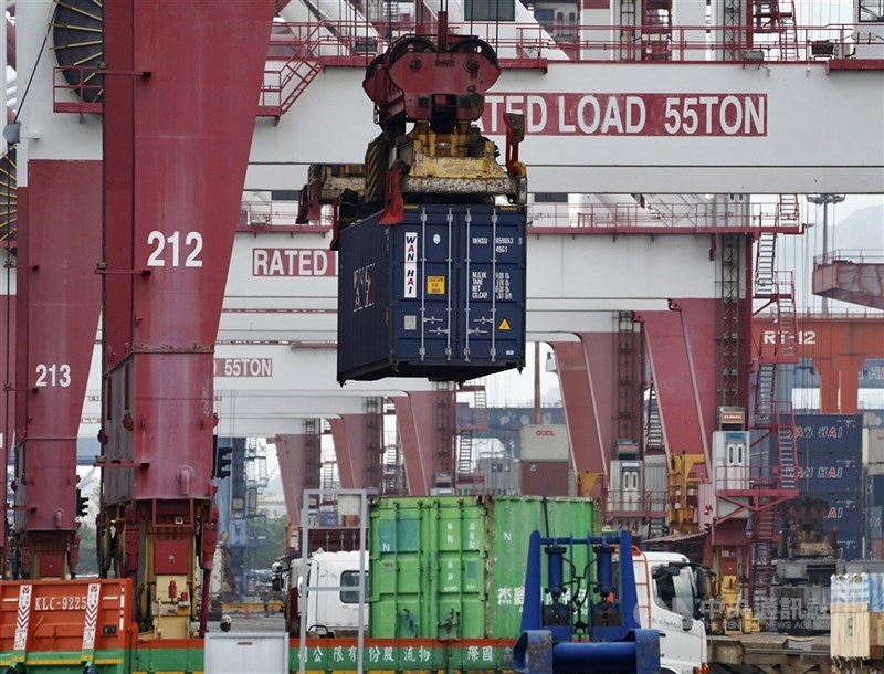 經濟部20日公布5月外銷訂單為579.3億美元,年增18.5%,美國、東協單月接單金額皆創新高紀錄。圖為高雄港貨櫃車正在裝卸貨櫃。(中央社檔案照片)