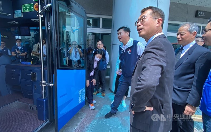 葛瑪蘭汽車客運20日在新北板橋轉運站舉辦1918國道客運通車典禮,交通部公路局長陳文瑞(前)出席參觀客運車體,也鼓勵民眾多加搭乘公共運輸。中央社記者黃旭昇新北市攝 114年6月20日