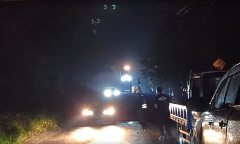 八仙山國家森林遊樂區20日下午發生道路邊坡土石崩塌,道路中斷超過5小時,晚間7時許搶通,受困遊客陸續下山。(民眾提供)中央社記者趙麗妍傳真 114年6月20日