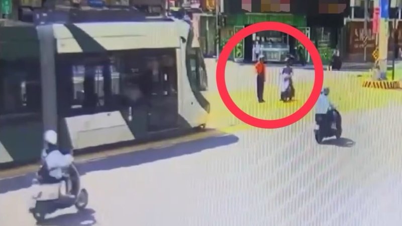 41歲林姓男子20日騎機車行經高雄市三民區大順二路與建興路口,不明原因將機車違規停放在輕軌共用區,影響輕軌及其他用路人通行,訊後除被開立罰單並移送高雄地檢署偵辦。(高雄市政府警察局三民第二分局提供)中央社記者張已亷傳真 114年6月20日
