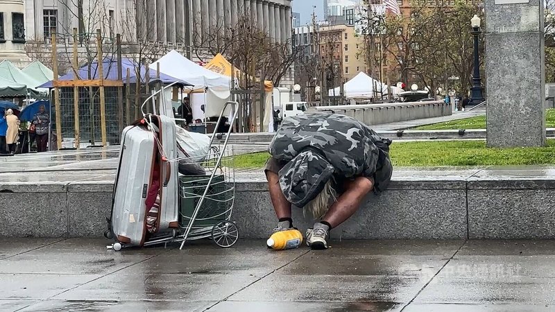 「芬太尼彎折」是近年來美國一些大城市街道上常見的景象,服藥者會進入睡夢狀態,但是自身沒有知覺,因此出現身體向前或向後彎折的姿勢。中央社記者張欣瑜舊金山攝 114年6月20日