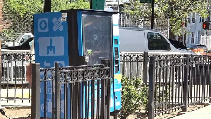 紐約芬太尼重災區在布魯克林南區,政府與民間團體2年前在公共房屋地區設置免費取得納洛酮的機器,可快速逆轉芬太尼過量導致的呼吸停頓,需要者輸入住家郵遞區號即可輕易取得,如今使用者已見減少。中央社記者廖漢原紐約攝 114年6月20日
