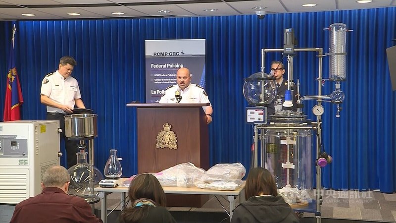 加拿大皇家騎警4月在卑詩省破獲3個獨立的製毒工廠,查封大批用於生產芬太尼、搖頭丸、冰毒等非法藥物和設備。圖為警方破案記者會,攝於4月10日中央社記者程愛芬溫哥華攝 114年6月20日
