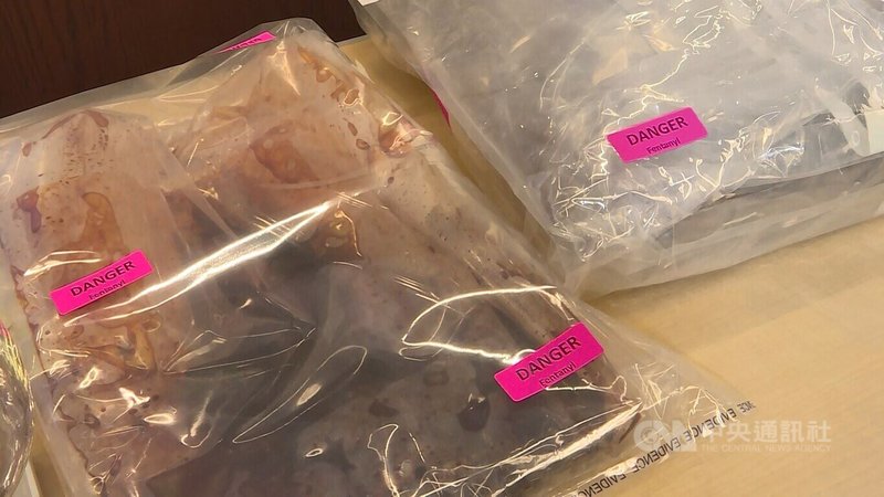 美國聯邦調查局日前指出,在川普總統封鎖美國和墨西哥南部邊境後,中國、伊朗和俄羅斯等敵對政權正在與犯罪組織合作,把芬太尼走私到加拿大和美國邊境。圖為加拿大警方查獲的大批芬太尼,攝於4月10日。中央社記者程愛芬溫哥華攝 114年6月20日