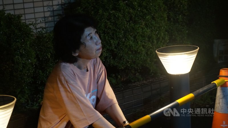 前台北市長柯文哲涉京華城案、政治獻金案遭起訴,目前在台北看守所內羈押禁見。柯文哲妻子陳佩琪(圖)20日晚間在北所外靜坐,她說,相信在高牆的另一端,柯文哲能聽到大家的鼓勵。中央社記者趙敏雅攝 114年6月20日