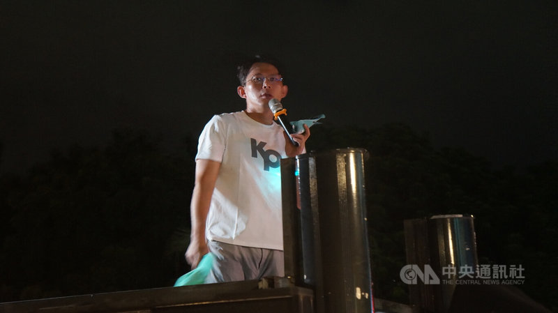 前台北市長柯文哲涉京華城案、政治獻金案遭起訴,羈押禁見。民眾黨20日晚間號召支持者聚集台北看守所外,表達對柯文哲的支持,民眾黨主席黃國昌(圖)也到場聲援。中央社記者趙敏雅攝 114年6月20日