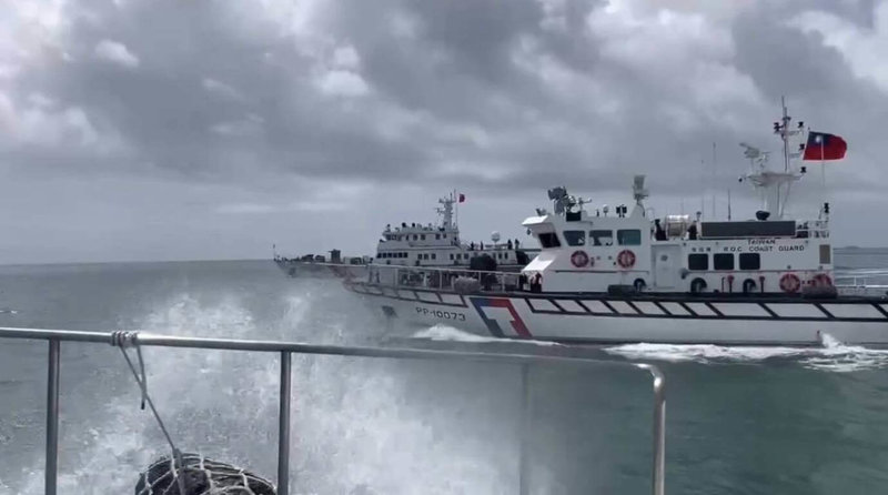 4艘中國海警船19、20日連續2天侵擾金門海域,海巡署均派遣巡防艇併航對應、蒐證,並以中、英文方式透過無線電廣播要求航離。(海巡署金馬澎分署提供)中央社記者吳玟嶸傳真 114年6月20日