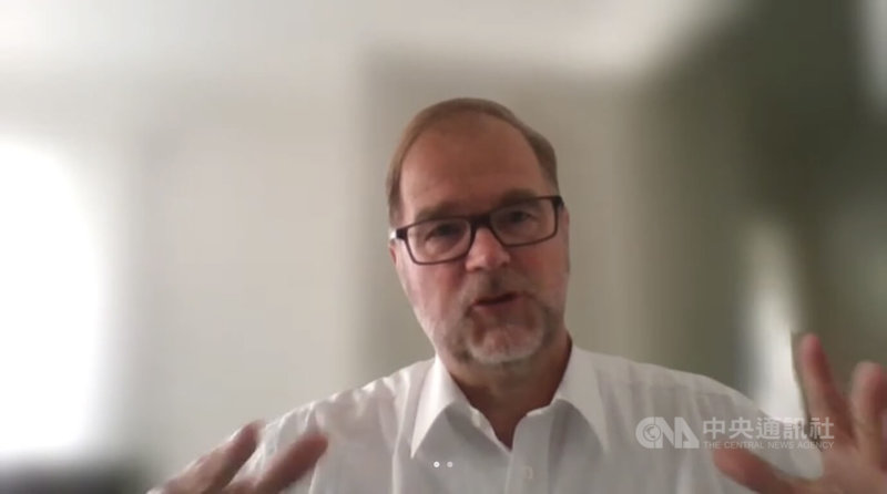 德國社民黨籍前國會議員、德台協會副主席貝克(Holger Becker)18日出席由社民黨主辦的線上座談,分享聯合執政協議首度納入台灣相關政策的幕後協調過程。(座談視訊截圖)中央社記者林尚縈柏林傳真 2025年6月20日