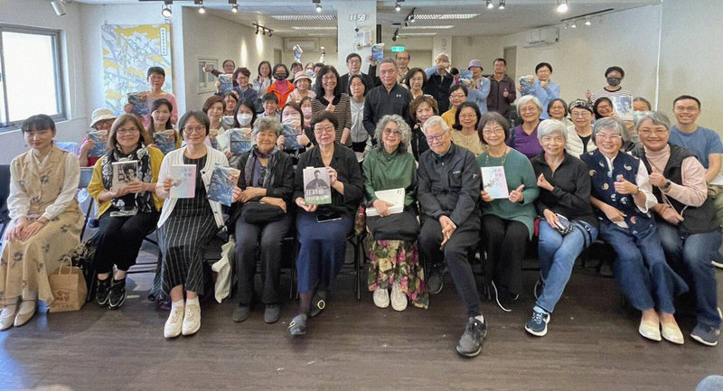 由台北市閱讀寫作協會舉辦「2025生活寫作班」將於8月開課,此課程已經持續開班22年,由15名作家指導,帶領熱愛與閱讀寫作的民眾體驗生活,寫出真誠的內心話。圖為往年協會學員課後合影。(台北市閱讀寫作協會提供)中央社記者邱祖胤傳真 114年6月20日