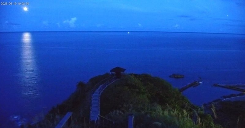 觀光署東管處設置在花蓮縣豐濱鄉大石鼻山的即時影像鏡頭,19日晚間捕捉到在太平洋上空接近海面的移動光點 (左上),且瞬間停滯,引起民眾好奇。天文專家劉志安研判是飛機移動,且正面朝向鏡頭。(東管處提供)中央社記者盧太城台東傳真 114年6月20日