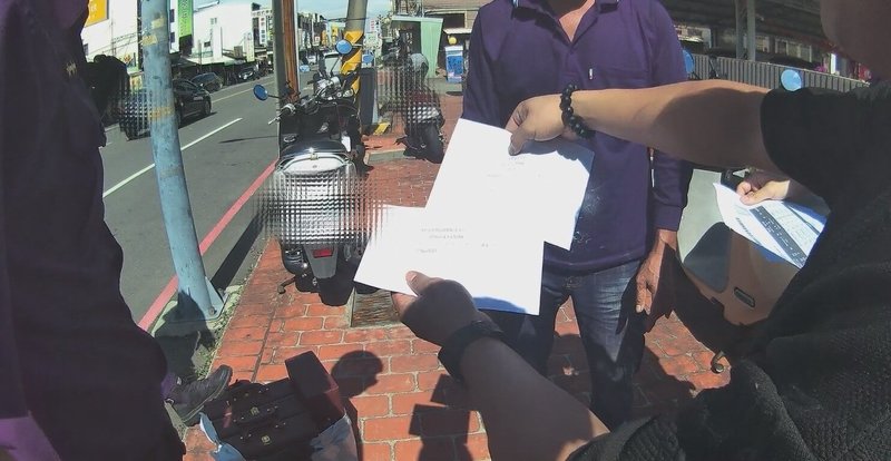 謝男在臉書認識女網友,女網友以進口靈芝遭海關拘留需補繳貨物稅39萬多元為由開口向謝男求助,男子發現落入詐騙集團陷阱報警,會同員警逮捕擔任車手的李男,依法送檢方偵辦。(警方提供)中央社記者吳哲豪傳真 114年6月20日