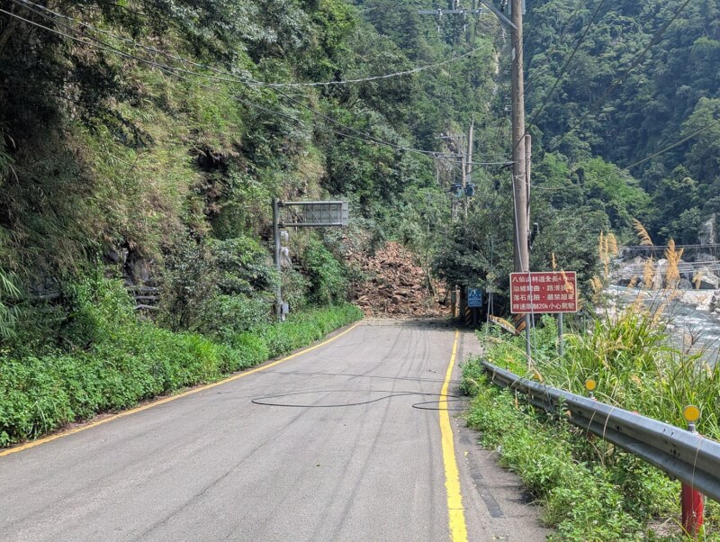近日山區連續降雨,台中市和平區八仙山國家森林遊樂區20日下午發生土石崩塌,道路中斷,約有50名遊客受困無法下山。(民眾提供)中央社記者趙麗妍傳真 114年6月20日
