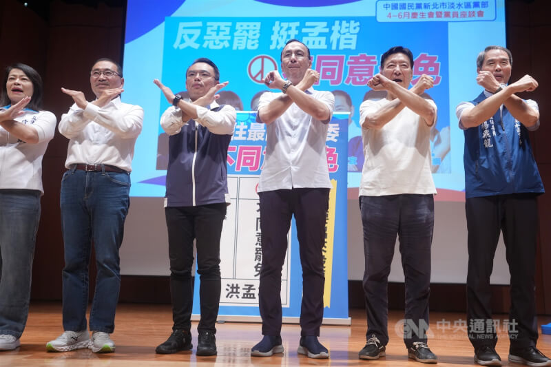 國民黨主席朱立倫(右3)14日與新北市長侯友宜(左2)、中廣前董事長趙少康(右2)等人在新北市淡水區,出席「反惡罷、戰獨裁」新北市淡水場政策說明會,比手勢、喊口號力挺國民黨立委洪孟楷(左3)。(中央社檔案照片)