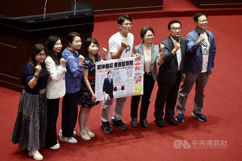 民眾黨立法院黨團總召黃國昌(右4)20日上午率黨籍立委張啓楷(右起)、林國成、劉書彬、麥玉珍(左起)、林憶君、黃珊珊、陳昭姿,在立法院議場振臂、呼口號表達廢除監察院立場。中央社記者王飛華攝 114年6月20日