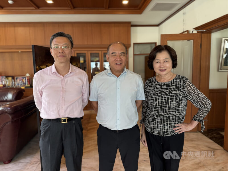 益張2024年營收、每股純益雙雙創下歷史新高。這張亮眼成績單,來自董事長陳新約(中)、副董事長黃秀英(右)、總經理邱明鶴(左)等領導團隊的前瞻決策與穩健推進。中央社記者李宗憲攝 114年6月20日