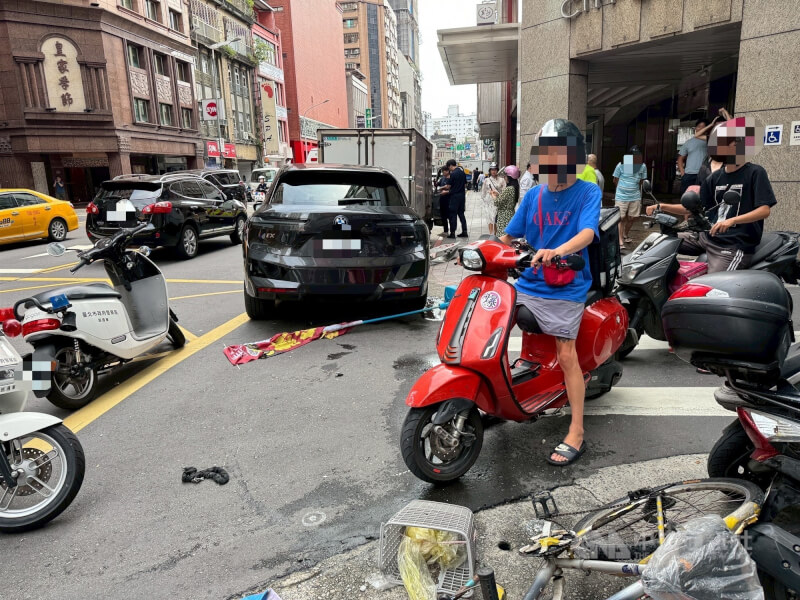 74歲曾姓男子20日開車暫停在台北南京西路一處路口時突然不明原因暴衝,殃及12輛機車、4輛自行車,並有一名女性行人受傷,曾男酒測值為零,確切肇事原因有待調查。(翻攝照片)中央社記者劉建邦傳真 114年6月20日