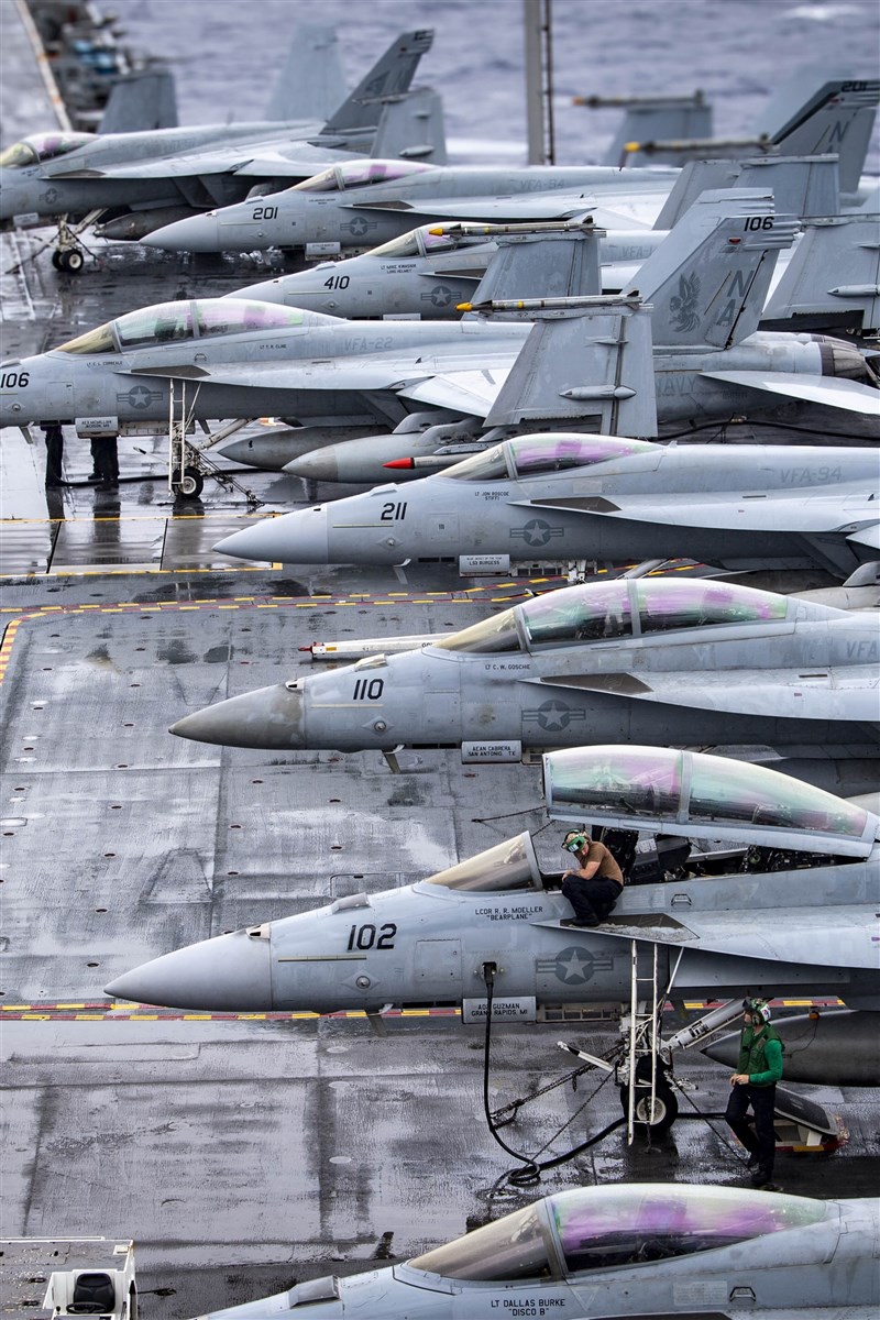 美國航空母艦「尼米茲號」近日在南海執行飛行任務。(圖取自x.com/USNavy)