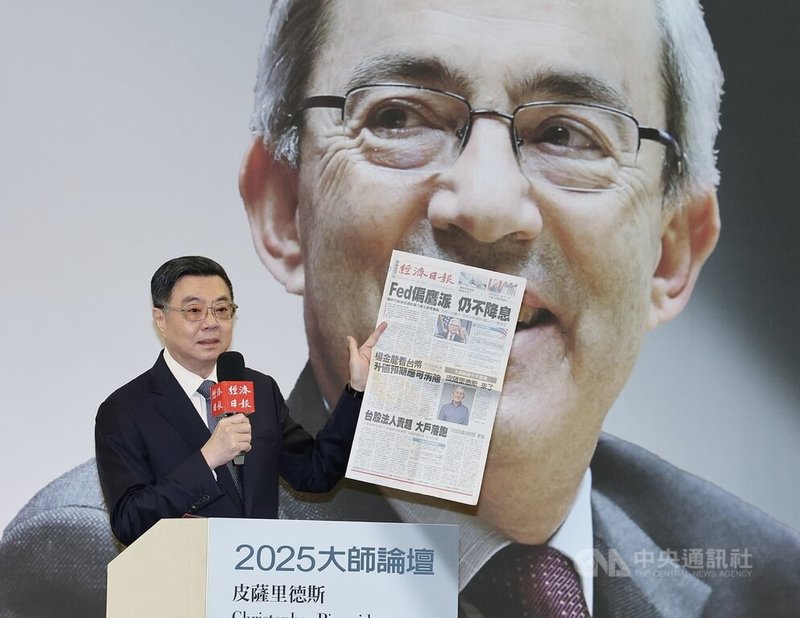 「2025大師論壇」20日在台北國際會議中心舉行,行政院長卓榮泰致詞宣布,行政院即將啟動「AI新十大建設」,將智慧應用與關鍵技術列為未來國家發展的核心戰略。中央社記者郭日曉攝 114年6月20日