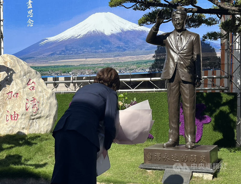 前日本首相安倍晉三夫人安倍昭惠(圖)21日再訪高雄紅毛港保安堂,手捧花束向安倍晉三銅像獻花,過程中多次哽咽、拭淚,也感謝台灣人對安倍晉三的緬懷。中央社記者林巧璉攝 114年6月21日