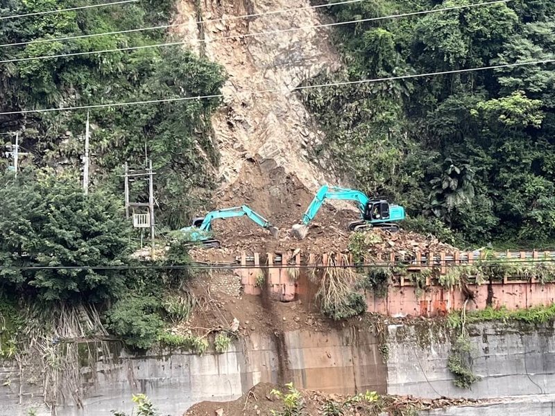 台中市和平區八仙山國家森林遊樂區20日下午發生土石崩塌,林業及自然保育署台中分署派員搶修,道路中斷逾5小時。(民眾提供)中央社記者趙麗妍傳真 114年6月21日