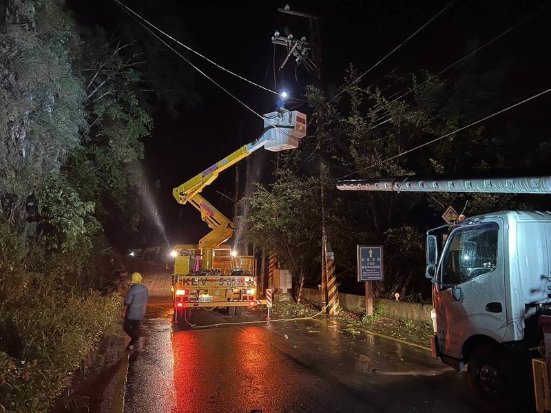 台中市和平區八仙山國家森林遊樂區20日下午發生土石崩塌,台電公司電力桿線遭滑落土石損毀,更有一支電桿倒斷,造成19戶停電,台電人員漏夜搶修,5小時後恢復供電。(台電提供)中央社記者趙麗妍傳真 114年6月21日