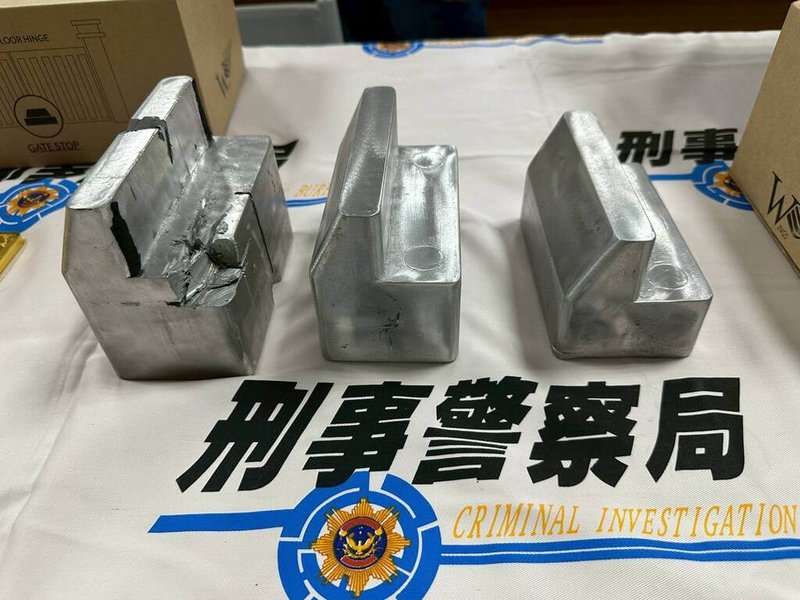 內政部警政署刑事警察局與新北市政府警察局刑警大隊等共組專案小組,偵辦假投資詐欺集團案,查獲詐團收取被害人現金、虛擬貨幣後兌換黃金,以鉛合金包裹為門擋,再寄送到柬埔寨,以每月寄送30公斤黃金走私量推估,可能已寄送超過300公斤黃金洗錢出境。(民眾提供)中央社記者趙麗妍傳真 114年6月21日