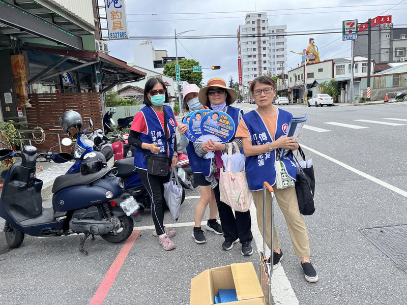 大罷免進入第3階段,國民黨立委傅崐萁反罷免志工21日持續走上街頭,發放傳單,要喚起支持者的危機意識,並衝高藍營選民投票意願。(國民黨花蓮縣黨部提供)中央社記者張祈傳真 114年6月21日